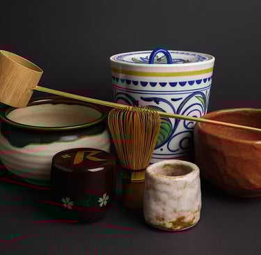 alt="Hochwertiges japanisches Teeset für Matcha mit handgefertigten Teeschalen, Bambusbesen, Teeschö