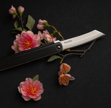 „Japanisches Higonokami Klappmesser mit scharfer Edelstahlklinge und schwarzem Griff, dekorativ präs
