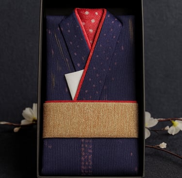 "Edle Kimono-Geschenkbox aus Stoff mit dunkelblauem Muster, rotem Kragen und goldener Stoffbinde, ja