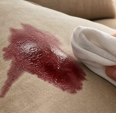Tache de vin rouge sur canapé tissu – intervention urgente SLJ Solution Grenoble