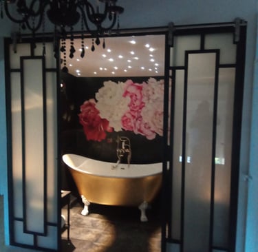 Décoration d'une salle de bain avec baignoire centrale faite par Entreprise Couleurs Bassin