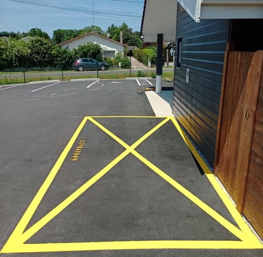 Marquage au sol pour espace de livraison réalisé par Entreprise Couleurs Bassin