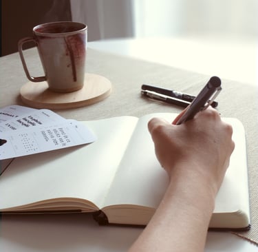 Camille en travail de rédaction et de réflexion