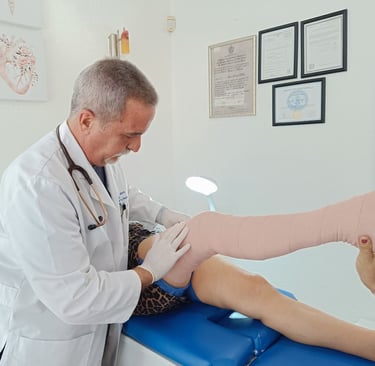 Dr. Antonio Suárez aplicando medias de compresión despues de la Escleroterapia con Espuma