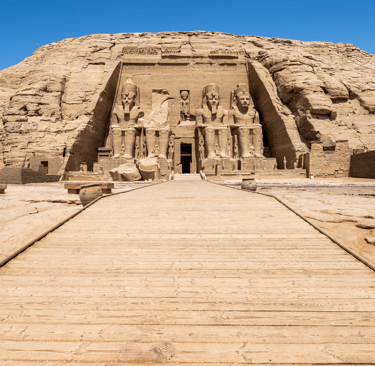 Excursión a los Templos de Abu Simbel Una de las excursiones más populares desde Asuán es el viaje a los templos de Abu Simbe