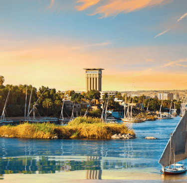 El Nilo es el corazón de Egipto y recorrerlo en un crucero es una experiencia única que combina historia, cultura y paisajes 