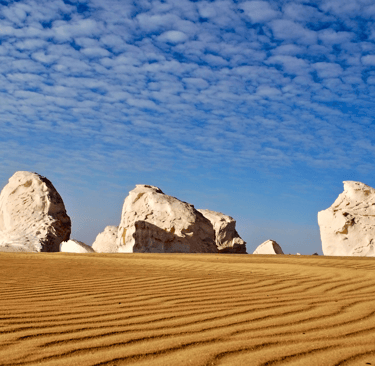 Descubre la hermosa Montaña de Cristal en el desierto egipcio explorando el Desierto Blanco con nuestra visita guiada. N
