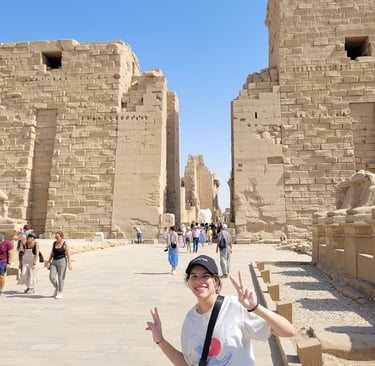 En el templo de Karnak en Luxor durante un viaje a Egipto con Hadi, guía egiptólogo que habla español