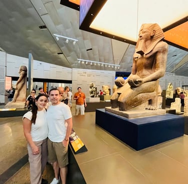 Estatua de Hatshepsut en el Grand museu EGIPCIO  Museum durante un viaje a Egipto con Hadi,guía que habla español ViajaEgipto