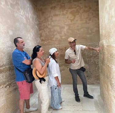 Guía Hadi dentro de la tumba de Tomb of Kagemni en Saqqara viaje a Egipto con Hadi, guía egiptólogo que habla español.