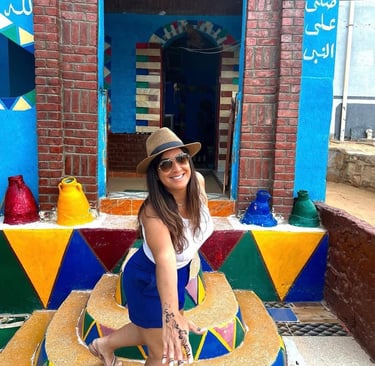 Poblado nubio Asuan con casas coloridas junto al Nilo, experiencia cultural de viajes Egipto con Guía Hadi y viaja Egipto