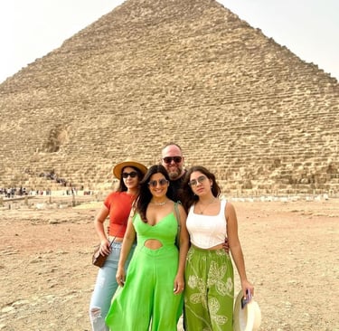 Frente a la Pirámide de Keops en Giza durante un viaje a Egipto con Hadi, guía egiptólogo que habla español y portugués,