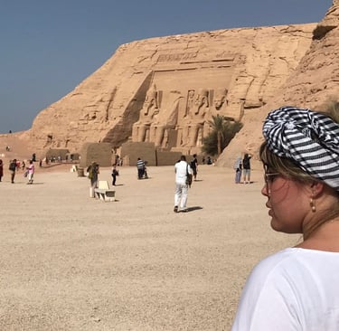Vista monumental del templo de Abu Simbel tallado en roca, uno de los iconos históricos de viajes Egipto con Guía Hadi