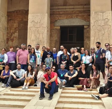 grupo de turistas en el templo de Dendera