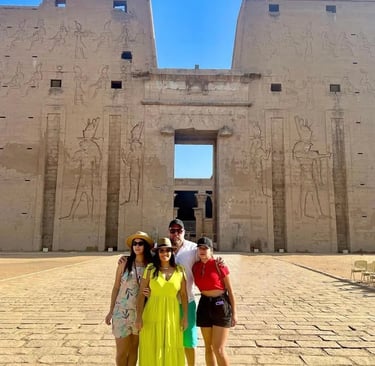 grupo de turistas viajando a egipto con el guia hadi salah ,en el templo de edfu durante el crucero por el nilo , viajaegipto