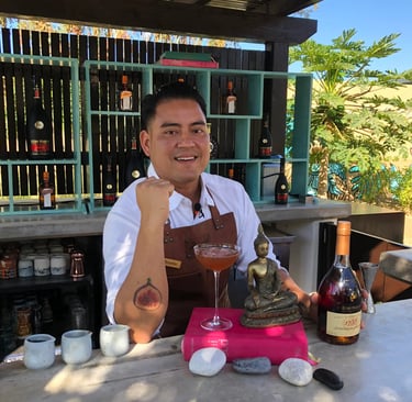 Imagen del bartender competidor en un concurso internacional de bartenders en Cabo San Lucas. 