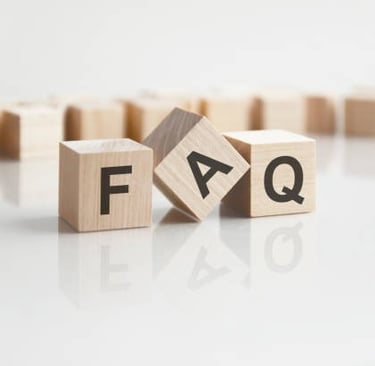 petits cubes en bois qui épellent 'F.A.Q'