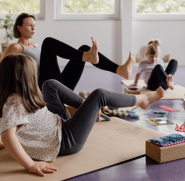 Kinder Feriencamp Stuttgart – Kinder bei Yoga und Bewegung im Studio klein A