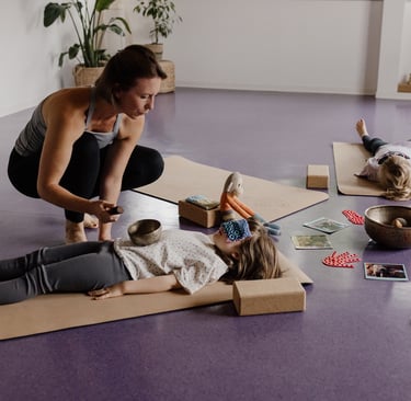Yoga Kinder Stuttgart Ferien – Entspannungsübung im Studio klein A