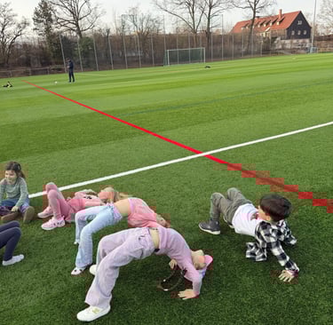 Ferienprogramm Stuttgart Kinder – Outdoor Aktivität im Yogacamp