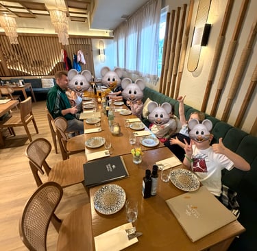 Ferienbetreuung Stuttgart Kinder – Gruppe beim gemeinsamen Mittagessen