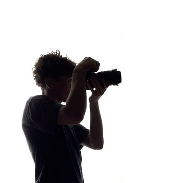 Photographe sur fond blanc de l'entreprise audiovisuel genecis studio tours