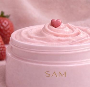 Crema facial rosa de fresa en un frasco, con un adorno en forma de corazón tipo caramelo y fresas