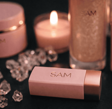 Labial e iluminador SAM Cosméticos en presentación elegante y sofisticada.