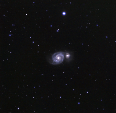 astrofotografía de M51, una galaxia espiral en colisión ubicada en la constelación de Canes Venatici