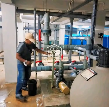 Proses pengecekan instalasi kolaml renang.