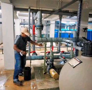 Proses pengecekan instalasi kolaml renang.