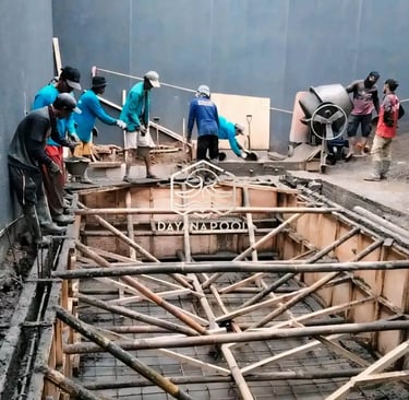 Proses pengecoran struktur kolam renang dengan beton berkualitas oleh dayanapool.