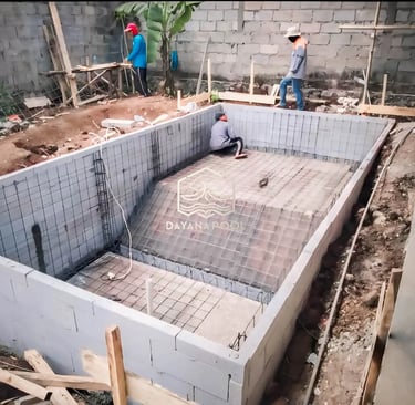 Proses pembuatan Kolam Renang oleh tim dyanapool