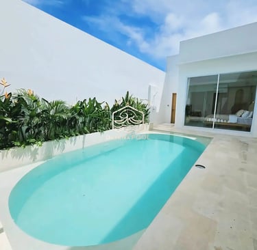 Kolam renang di villa dengan pemandangan pegunungan