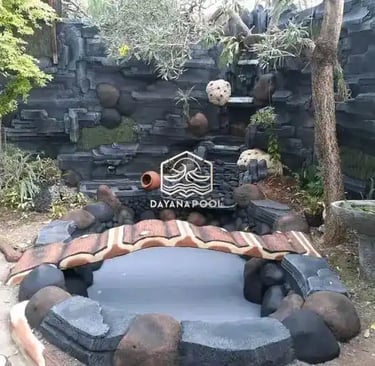 Dekorasi kolam kecil untuk taman dan air tirai minimalis lengkap dengan tanaman hiasnya.