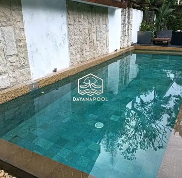Kolam renang di villa dengan pemandangan pegunungan