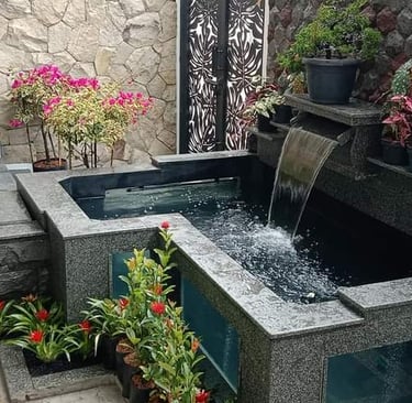 Dekorasi kolam kecil untuk taman dan air tirai minimalis lengkap dengan tanaman hiasnya.