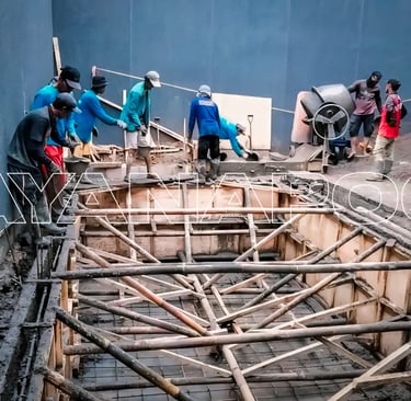 Proses pengecoran struktur kolam renang dengan beton berkualitas oleh dayanapool.