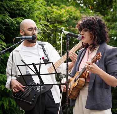 Deux musiciens chanteurs lors du mariage