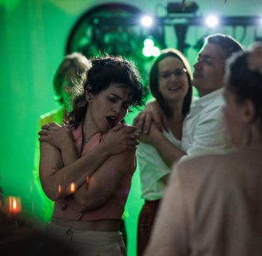 Les invités du mariage pendant le bal
