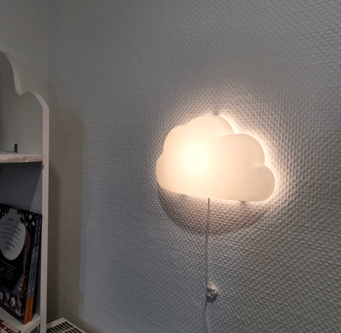 Zoom sur une applique murale lumineuse en forme de nuage