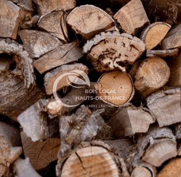 une pile de bûches empilées les unes sur les autres