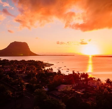 Coucher de soleil sur Le Morne Brabant – résidence PDS île Maurice avec vue lagon