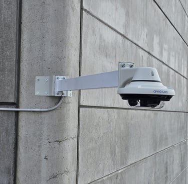 Installazione di telecamera di sicurezza esterna su staffa metallica