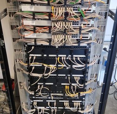 Armadio rack con cablaggi e centraline per impianto di sicurezza