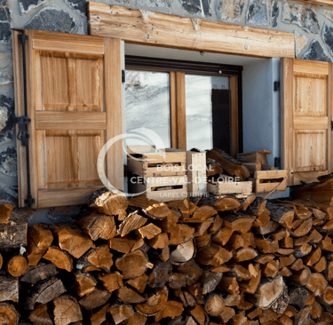 devanture de maison avec fenetres avec des piles de bois