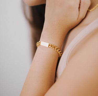 Delikatne złote bransoletki na nadgarstku – biżuteria Say Diamonds