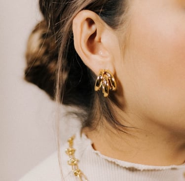 Złote kolczyki koła i łańcuszkowa bransoletka na uchu i szyi kobiety – Say Diamonds