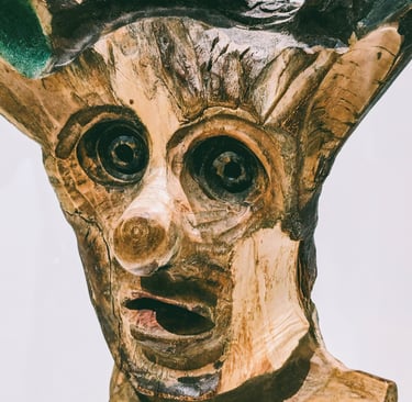 Statue bois avec un regard épouvanté