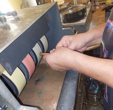 Schleifen auf einer professionellen Schleifmaschine